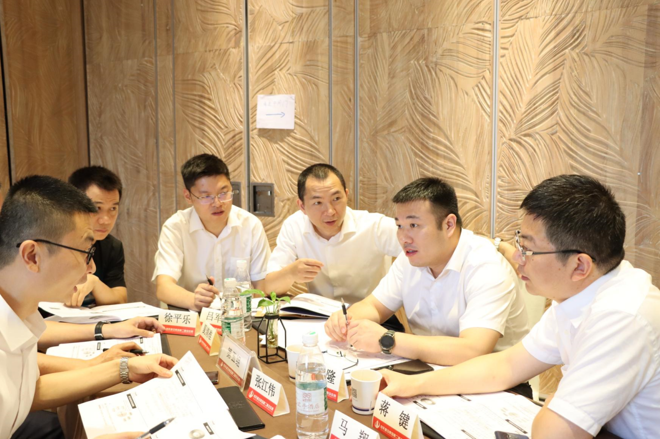 2021年6月25日-26日，尊凯实业二建组织开展了2021年中高层主管执行力培训。本次培训特邀清华、北大、上海交大总裁班讲师，中国企业家协会特聘高级讲师许晋老师进行授课。